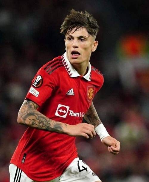 曼联冲击季军,年轻球员表现亮眼 曼联冲击季军,年轻球员表现亮眼