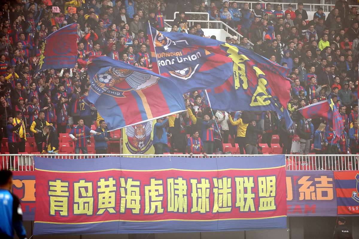 青岛黄海队员在比赛中展现出强大实力 青岛黄海队员在比赛中展现出强大实力