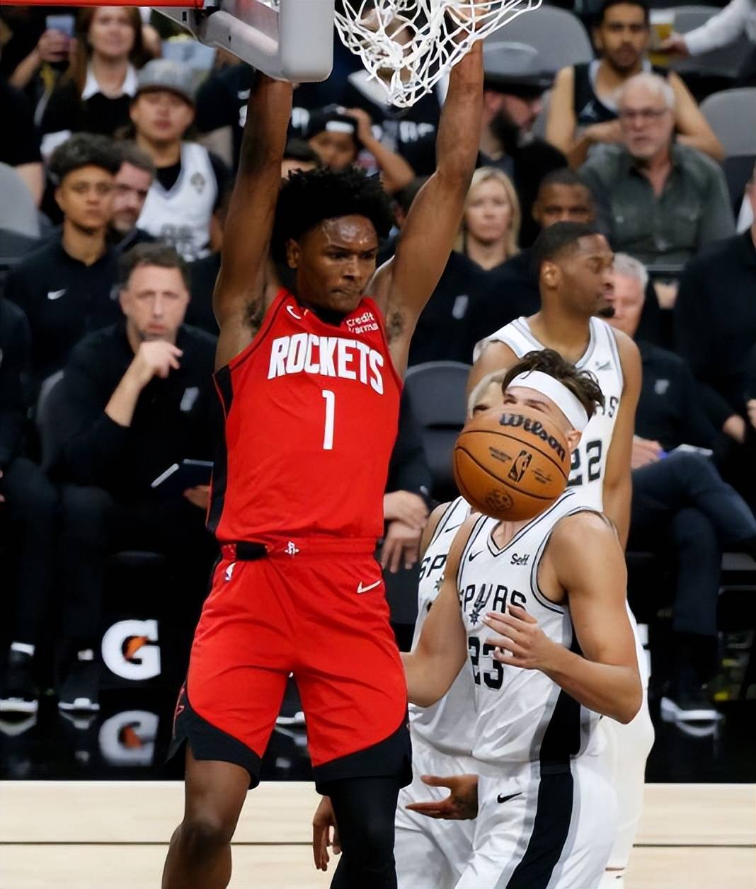 包含NBA新秀展现出色实力，成为球队重要一员的词条