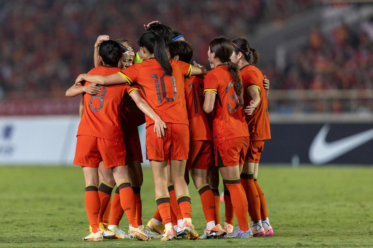 od体育官方入口-足球锦标赛中，女队勇夺冠军