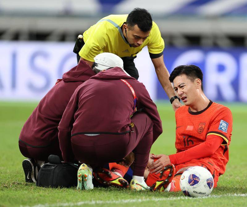 包含足球赛事中球员受伤事件牵动球迷心.的词条 包含足球赛事中球员受伤事件牵动球迷心.的词条