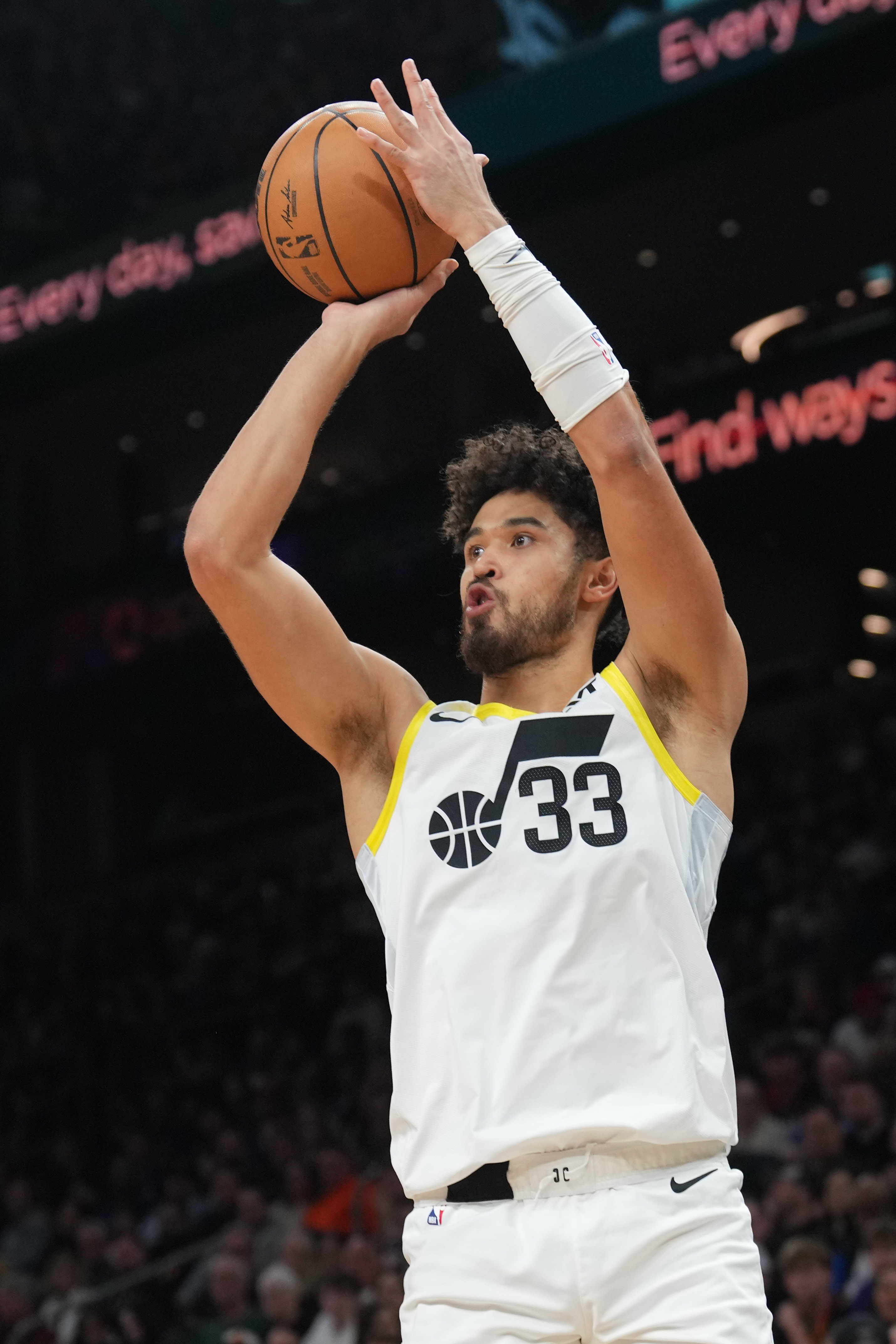 关于爵士队防守端表现出色,成为球队强项的信息 关于爵士队防守端表现出色,成为球队强项的信息