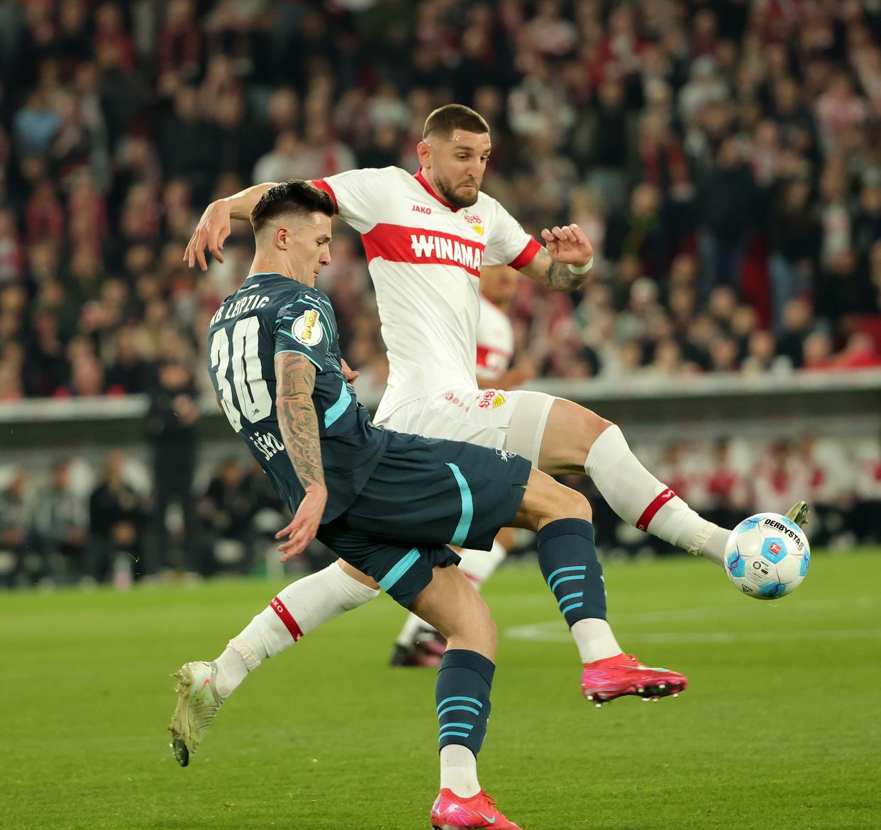 德国足球队在国际锦标赛中奋勇争先