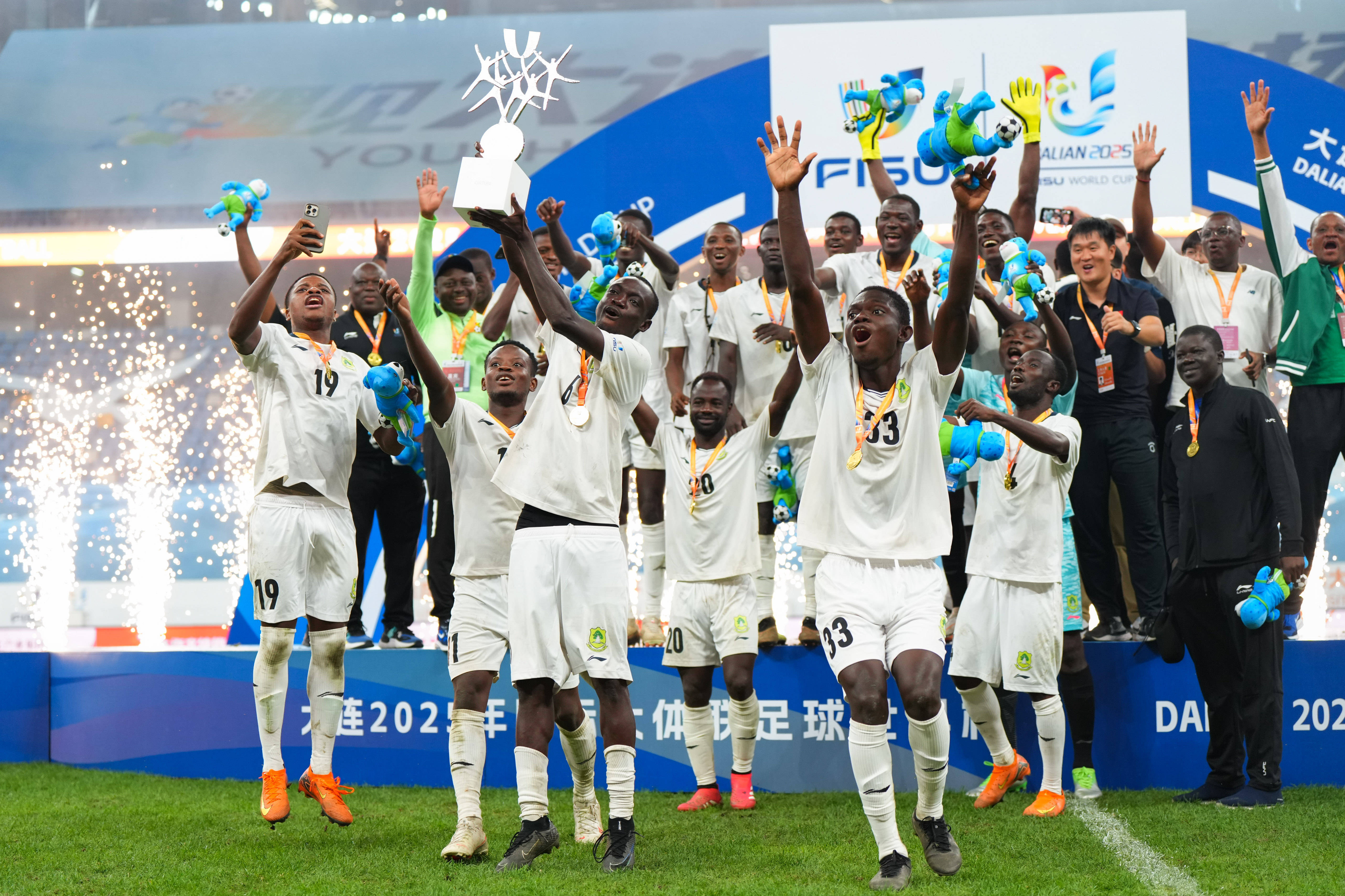 球队在国际比赛中击败对手夺冠 球队在国际比赛中击败对手夺冠