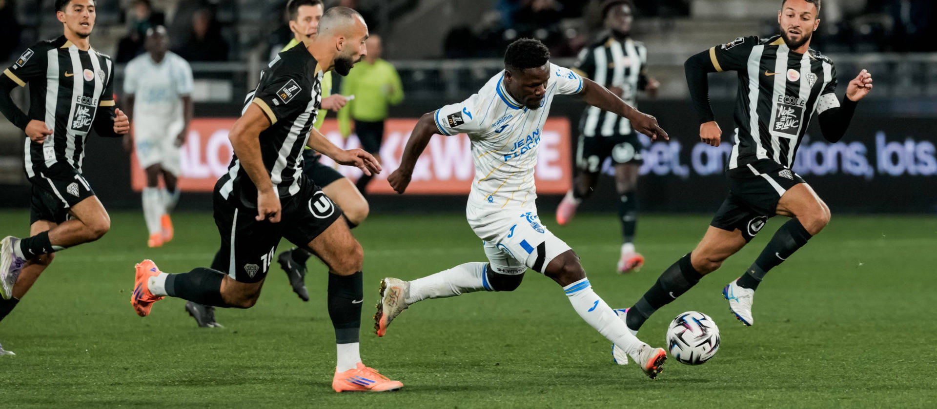 包含巴黎圣日耳曼再败里昂,表现低迷的词条 包含巴黎圣日耳曼再败里昂,表现低迷的词条