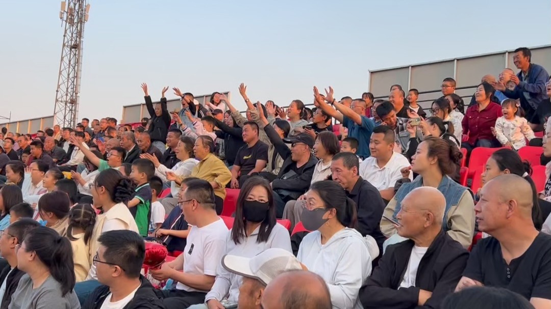 现场气氛火爆,观众尽情呐喊 现场气氛火爆,观众尽情呐喊