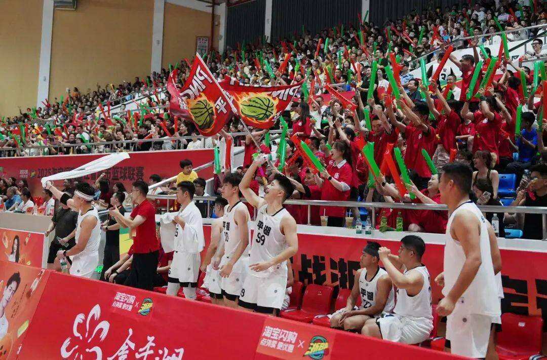 毫不示弱!球员在关键时刻奋力拼抢 毫不示弱!球员在关键时刻奋力拼抢